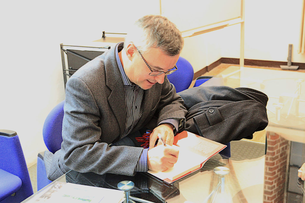 Il prof. Alessandro Barbero mentre autografa il libro.